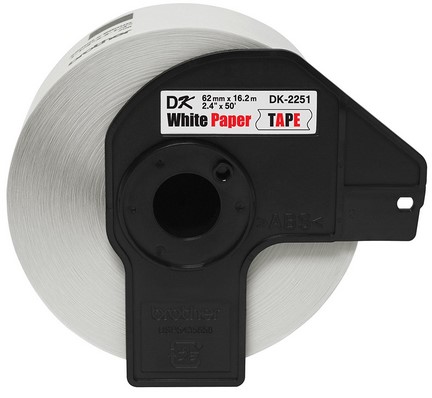 Etiqueta blanca continua de papel Brother DK2251 de 62 mm de ancho x 15.2 mts de largo. Impresión en negro y rojo. -